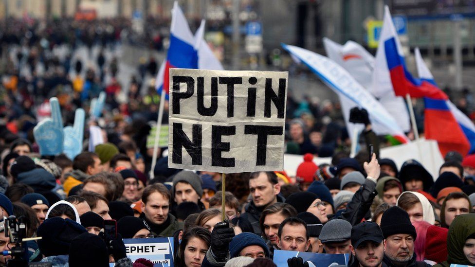الاحتجاجات الغاضبة في روسيا ضد سطوة نظام الرئيس الحالي فلاديمير بوتين، وتأييدًا للمعارض الروسي (أليكسي نافالني) الذي اتُهِمت موسكو والمخابرات الروسية بحادثة تسميمه العام الماضي.