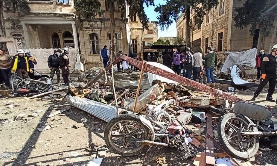 خلف انفجار عنيف خلف قتلى وجرحى، في شارع الجلاء وسط مدينة إدلب،إثر انفجار مواد متفجرة داخل أحد المحلات في الشارع المزدحم.
