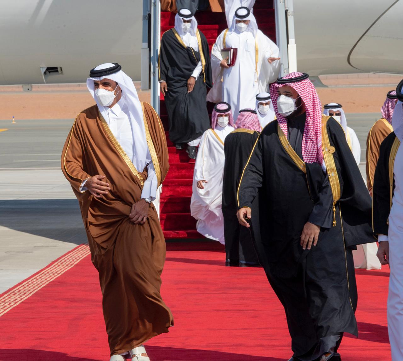 استقبل اليوم الثلاثاء ولي العهد السعودي (محمد بن سلمان) أمير دولة قطر (تميم بن حمد آل ثاني)، وذلك في مطار (العلا) بالسعودية في أول زيارة بين البلدين بعد انقطاع أكثر من ثلاثة أعوام.