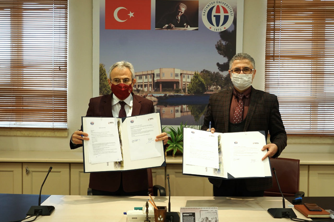 وقَّعت جامعة غازي عنتاب في تركيا والرابطة الطبية للمغتربين السوريين (سيما) بروتوكول تعاون فيما بينهما، وذلك يوم أمس الثلاثاء.