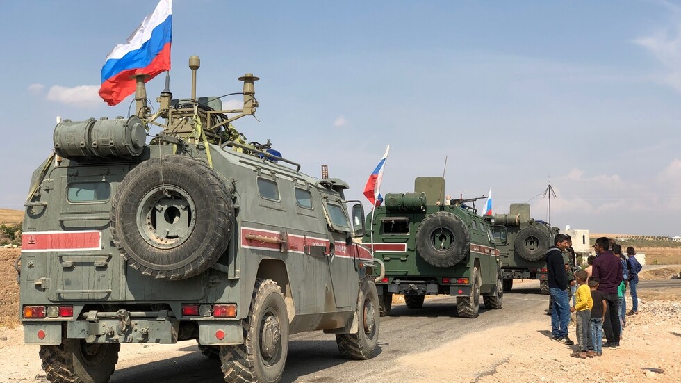 كشفت مصادر محلية عن وصول وفد روسي إلى ريف دير الزور الغربي الذي تسيطر عليه قوات الأسد، وذلك بهدف زيادة النفوذ الروسي في المنطقة.