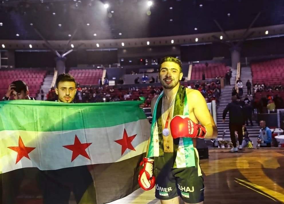هزم الملاكم السوري (عمار الحاج) غريمه الإيراني (محمود غريمي) بالضربة القاضية ضمن بطولة الكيك بوكسينغ في تركيا.