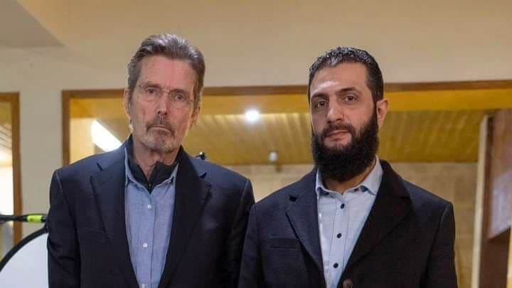 علقت هيئة تحرير الشام على ظهور قائدها أبي محمد الجولاني مع الصحفي الأمريكي مارتن سميث.