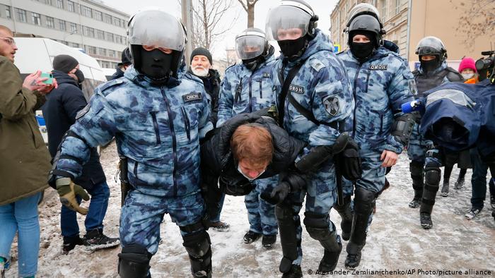 شهدت عدة مدن كبرى روسية أبرزها العاصمة موسكو احتجاجات واسعة، للمطالبة بالإفراج عن المعارض أليكسي نافالني، الذي اعتقلته السلطات الروسية