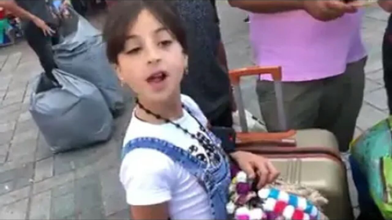 أبهرت طفلة سورية السياح العرب في أحد شوارع مدينة إسطنبول التركية بذكائها وحنكتها خلال عملية بيعهم بضاعة لتزيين الشعر.