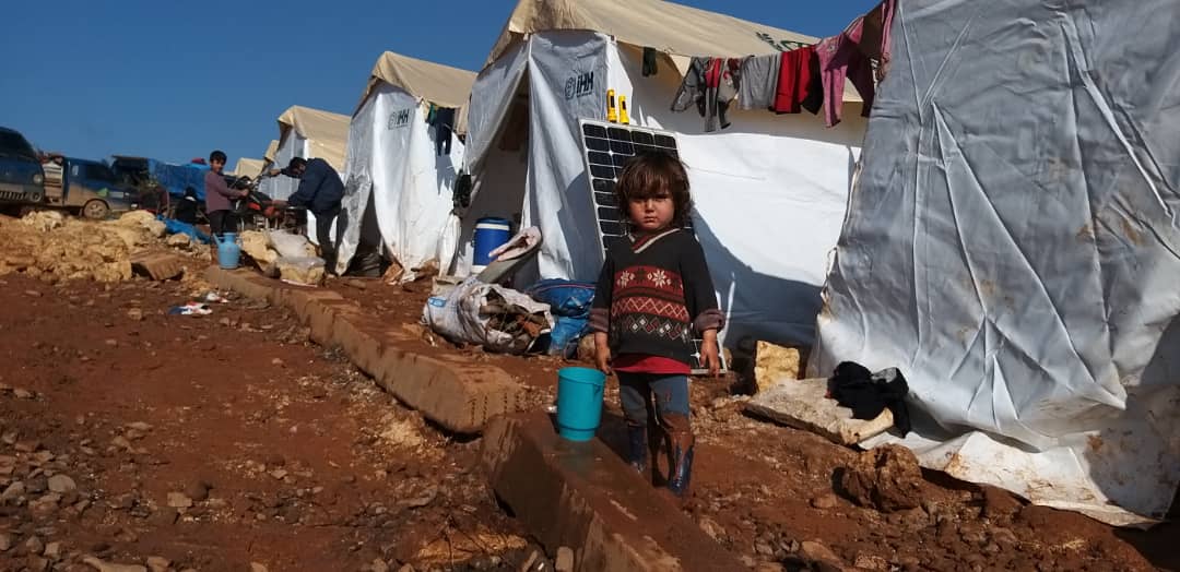 وجَّه ناشطون محليون من مدينة إدلب نداء استغاثة لمساندة عائلة نازحة تعيش ظروفًا صعبة جدًا بالقرب من مخيمات (دير حسان).