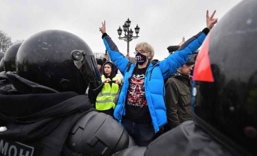 حرَّض المعارض الروسي (أليكسي نافالني) أنصاره على مقاومة الترهيب الذي يمارسه النظام الروسي ضد المتظاهرين الرافضين لحكمه.