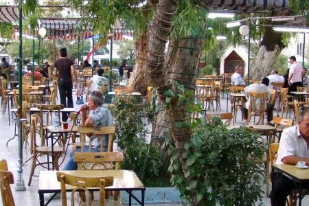 شرع نظام الأسد بهدم أبرز وأعرق مقهى شعبي في العاصمة السورية دمشق، الذي يعدُّه السوريون مركزًا مهمًا في هوية دمشق التراثية والثقافية، ورمزًا من رموز المدينة.