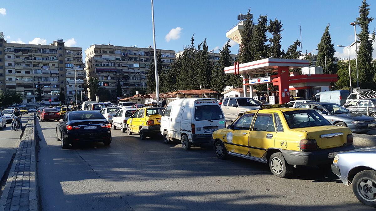 يزيد نظام الأسد في قراراته من أزمة الوقود التي تضرب مناطق سيطرته، وذلك من خلال تخفيضه مخصصات الوقود للسيارات العامة والخاصة.