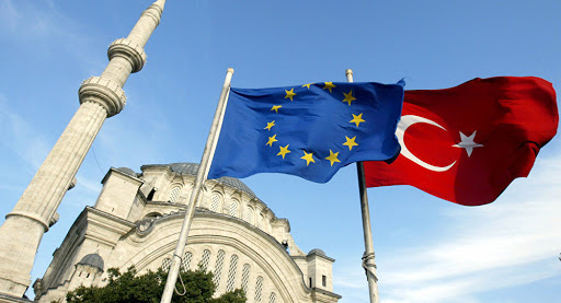 نفت تركيا اتهامات وُجهت إليها من قبل الاتحاد الأوروبي تقضي بارتكابها انتهاكات حرب في سورية، مؤكدة أن تلك الاتهامات غير مسؤولة وليست من الواقع.