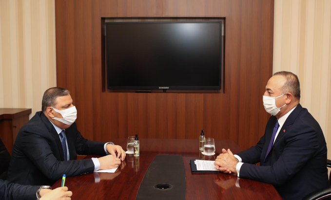 التقى اليوم وزير الخارجية تشاويش أوغلو في العاصمة القطرية الدوحة مع رئيس الوزراء المنشق رياض حجاب، وبحثا سويًا القضية السورية