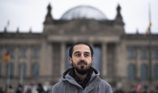انسحب اللاجئ السوري (طارق الأوس) من الانتخابات التشريعية الألمانية المقررة في خريف 2021 بسبب العنصرية وتهديدات طالت أسرته.