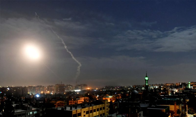 شنّ طيران كيان الاحتلال الإسرائيلي هجومًا جديدًا على مواقع لقوات الأسد وإيران في محيط العاصمة السورية دمشق في وقت متأخر من ليل أمس الأحد.