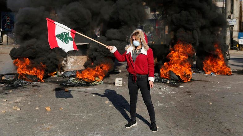 خرج الآلاف من المواطنين اللبنانيين اليوم الإثنين في مظاهرات يوم الغضب في مختلف أنحاء لبنان، وأقفلوا عدة طرقات رئيسة وأغلقوا مداخل بيروت