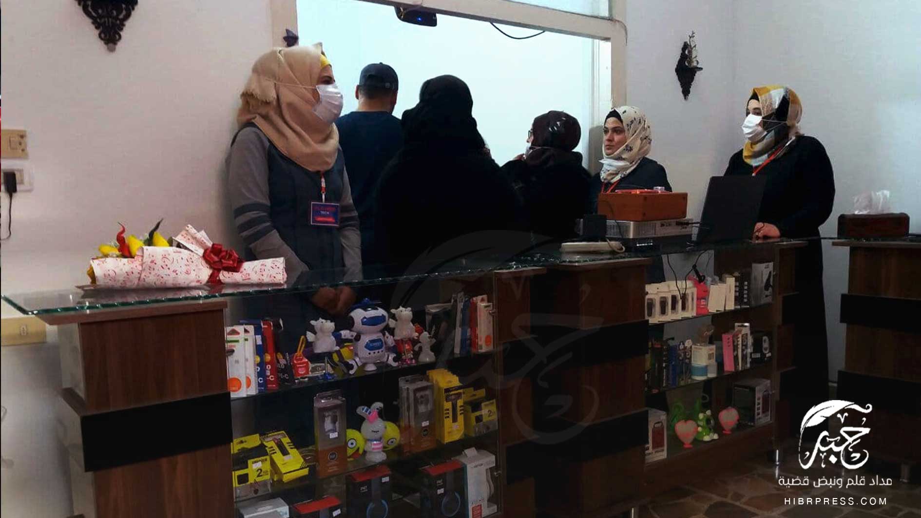 افتتحت منظمة بارقة أمل النسائية مركز  (FLOWER-TECH)   لصيانة الموبايل والتسويق الالكتروني في مدينة إدلب.