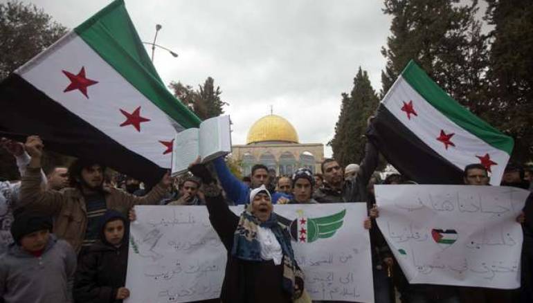 تداولت العديد من صفحات ومواقع التواصل الاجتماعي خلال الأيام الماضية القلية صورة لعلم الثورة السورية، وقد رُفع في مظاهرة بساحات المسجد الأقصى المبارك.