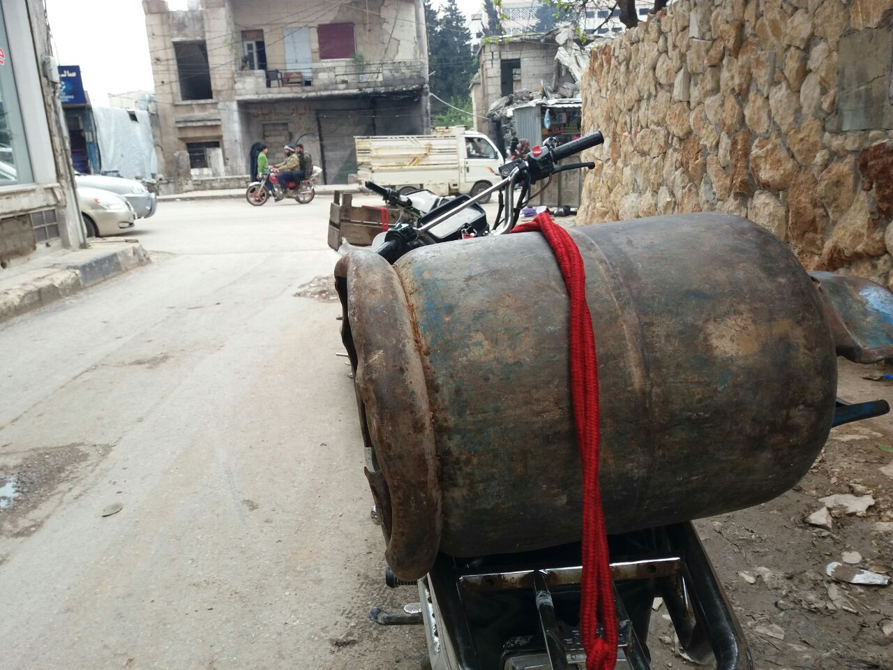 اشتكى بعض الأهالي في مدينة إدلب من انقطاع مادة الغاز المنزلي، مطالبين الجهات المعنية بتأمينها بشكل أفضل مع اقتراب شهر رمضان.