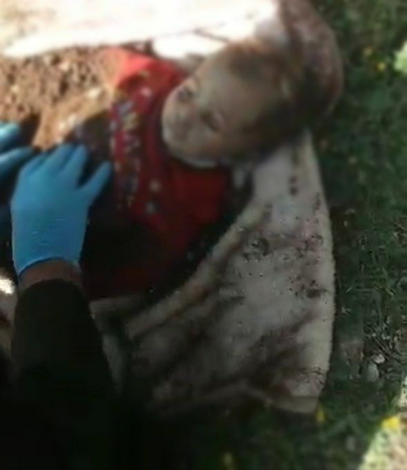 أخبر شهود مدنيون من سكان بلدة جنديرس بريف حلب الغربي الشرطة العسكرية صباح اليوم الأحد، بقيام عائلة بدفن ابنتهم الصغيرة في محيط البلدة، وذلك عند ساعات الفجر الأولى.