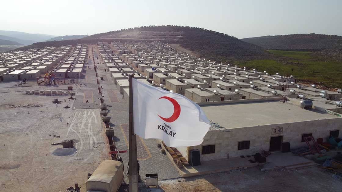 بدأت منظمة الهلال الأحمر التركي بعملية توزيع منازل طوب على عائلات مهجرة في محافظة إدلب، وذلك ضمن مشاريعها في الداخل السوري