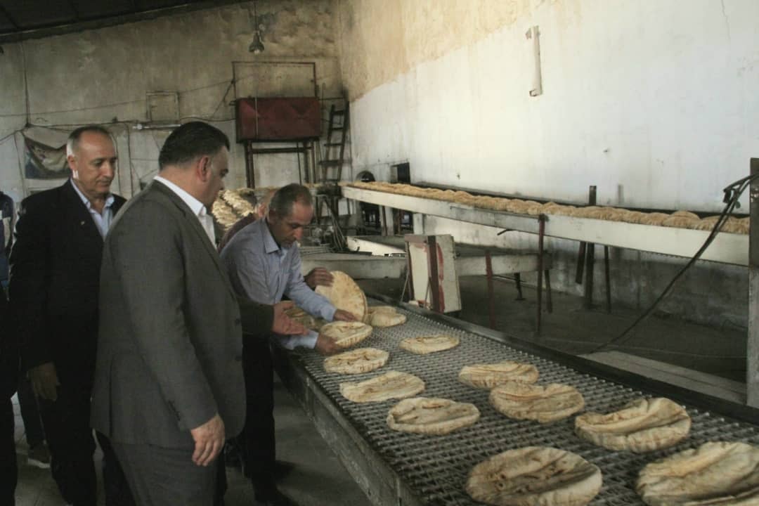 خرج مسؤول فرع المخابز في محافظة طرطوس مبررًا أسباب أزمة الخبز في مناطق سيطرة نظام الأسد، مشيرًا إلى أن سبب الأزمة هو اعتماد المواطنين على مادة الخبز بشكل أساسي في طعامهم.