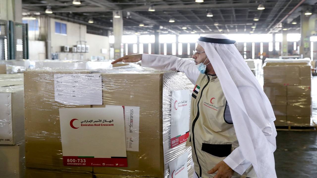 أرسلت الإمارات العربية طائرة مساعدات طبية وغذائية إلى النظام السوري، وذلك في خطوة منها لتنفيذ وعودها بمساعدته بالتصدي لفيروس كوفيد 19.