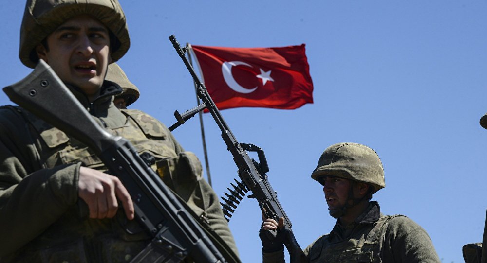 قتل جندي تركي وأصيب مدنيان سوريان، وذلك أثناء انفجار مجهول بسيارة مفخخة استهدفت رتلا للجيش التركي قرب مدينة الباب بريف حلب، الليلة الماضية.