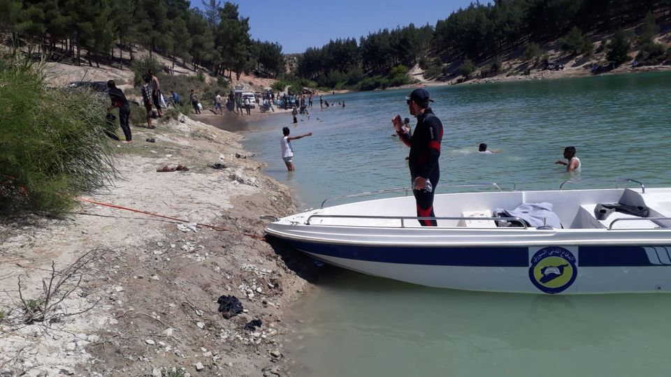 انتشلت فرق الغطس في الدفاع المدني السوري مساء أمس السبت جثة الشاب (عهد تدبير) 24 عامًا، وهو مهجر من حمص، وذلك بعد غرقه بمياه بحيرة ميدانكي شمال حلب.