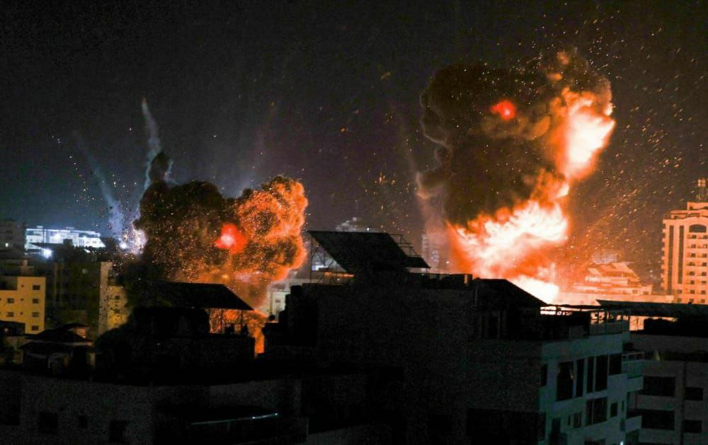 شهدت (غزة) الليلة الماضية، حملة قصف هي الأعنف منذ بدء العدوان الإسرائيلي المستمر عليها بمختلف أنواع القصف المدفعي والصاروخي مخلفًا مئات الشهداء والجرحى.