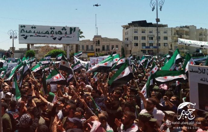 السوريون في إدلب يردون على انتخابات الأسد بمظاهرة حاشدة ( صور)