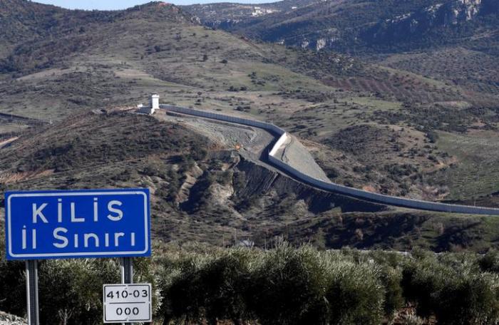 ألقت السلطات التركية القبض على سوريين بعد عبورهم الحدود التركية الجنوبية من جانب سورية.