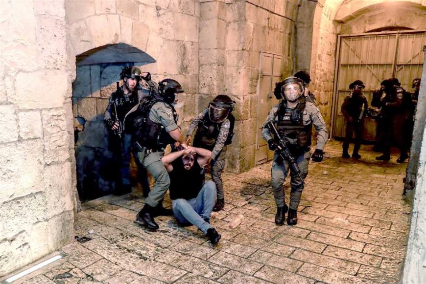 أصيب أكثر من 205 فلسطينيين إثر مواجهات اندلعت بينهم وبين قوات الاحتلال الإسرائيلي في المسجد الأقصى وحي الشيخ جراح مساء أمس الجمعة