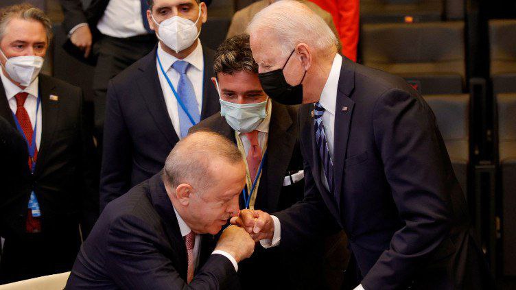 تداولت العديد من صفحات ومواقع التواصل الاجتماعي أمس الإثنين 14 يونيو/حزيران الحالي صورة يظهر فيها الرئيس التركي(رجب طيب أردوغان) وهو يقبل يد الرئيس الأمريكي(جو بايدن)