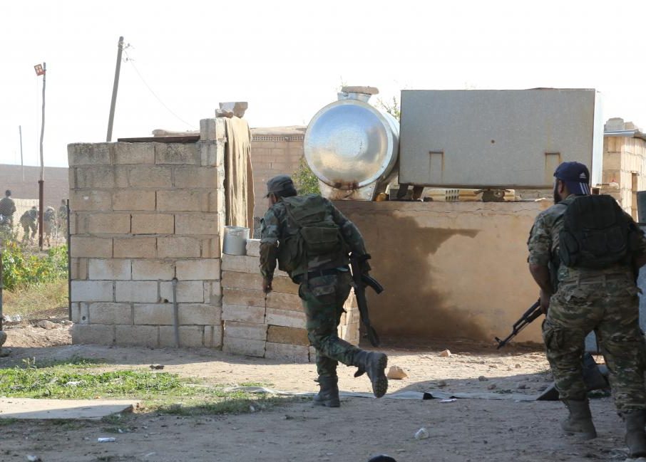 قُتل ثلاثة من العناصر المقاتلين في صفوف الجيش الوطني، وذلك اليوم الأحد 6 حزيران/ يونيو، إثر محاولتهم التصدي لمحاولة تسلل من جانب ميلشيا قسد، في ريف محافظة الحسكة شمال سورية.