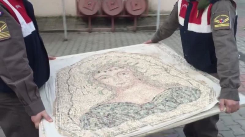 صادرت السلطات التركية مئات القطع الأثرية، من منزل أحد الأشخاص السوريين مقيم في مدينة يلوا شمال تركيا.