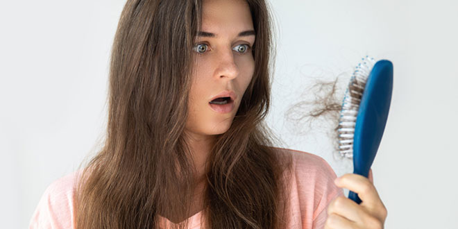 تسبب ظاهرة تساقط الشعر كابوسًا عند الأشخاص الذين يعانون من ذلك، وقد يكون الأمر مزعجًا عند ملاحظة ذلك بكثرة، وخاصة بالنسبة إلى النساء، وهناك العديد من الأسباب المحتملة لتساقط الشعر، سواء كانت خطيرة أو حميدة.