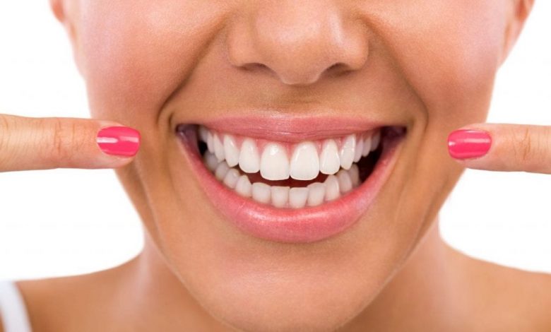 تعدُّ العادات اليومية لتنظيف الأسنان ضرورية للمساعدة في الحفاظ على صحة أسنانك وفمك، وتجنب البلاك (الترسبات) وهي طبقة من البكتيريا تتشكل على أسنانك إذا لم تنظفها بشكل صحيح