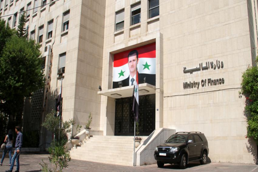 أصدرت وزارة المالية التابعة لنظام الأسد تعميمًا عدَّ عدد من المحامين ومسؤولين في النظام سرقة لجيوب الشعب، وأثار جدلاً كبيرًا.