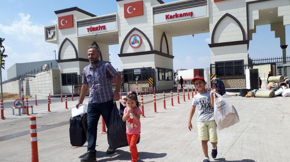 فتحت تركيا باب التسجيل على الزيارات إلى سورية أمام السوريين الحاصلين على الجنسية التركية عن طريق معبر جرابلس، وفق بعض الشروط.