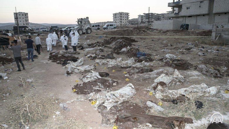 عثرت القوى المحلية في مدينة عفرين شمال حلب على مقبرة جماعية، تضم رفات 35 جثة لأشخاص مجهولي الهوية، في حي عفرين الجديدة.