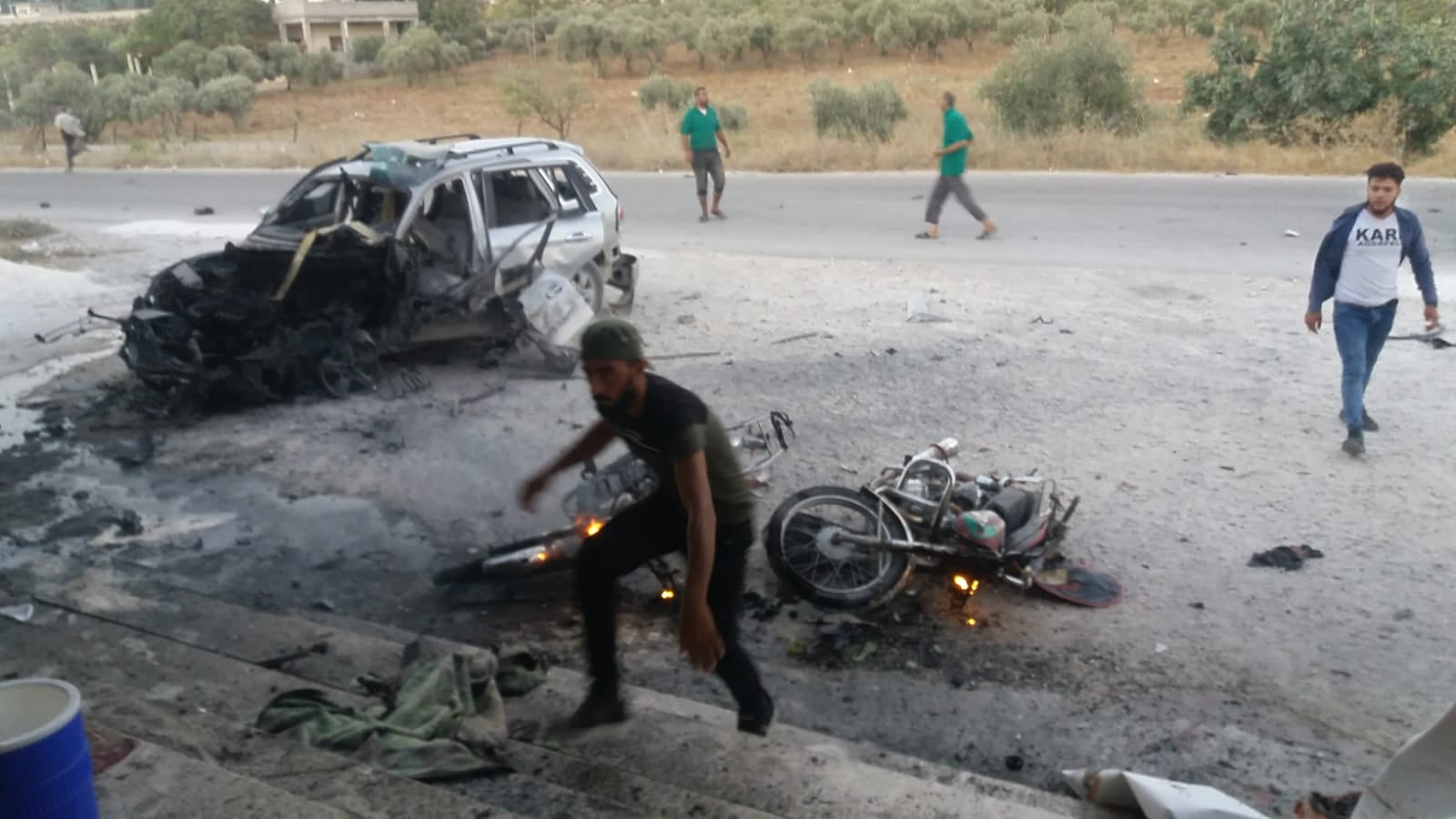 ارتقى مدني وأصيب آخرون جراء استهداف قوات الأسد سيارة مدنية على الطريق الواصل بين منطقتي بداما والزعينية غربي إدلب مساء أمس الثلاثاء.