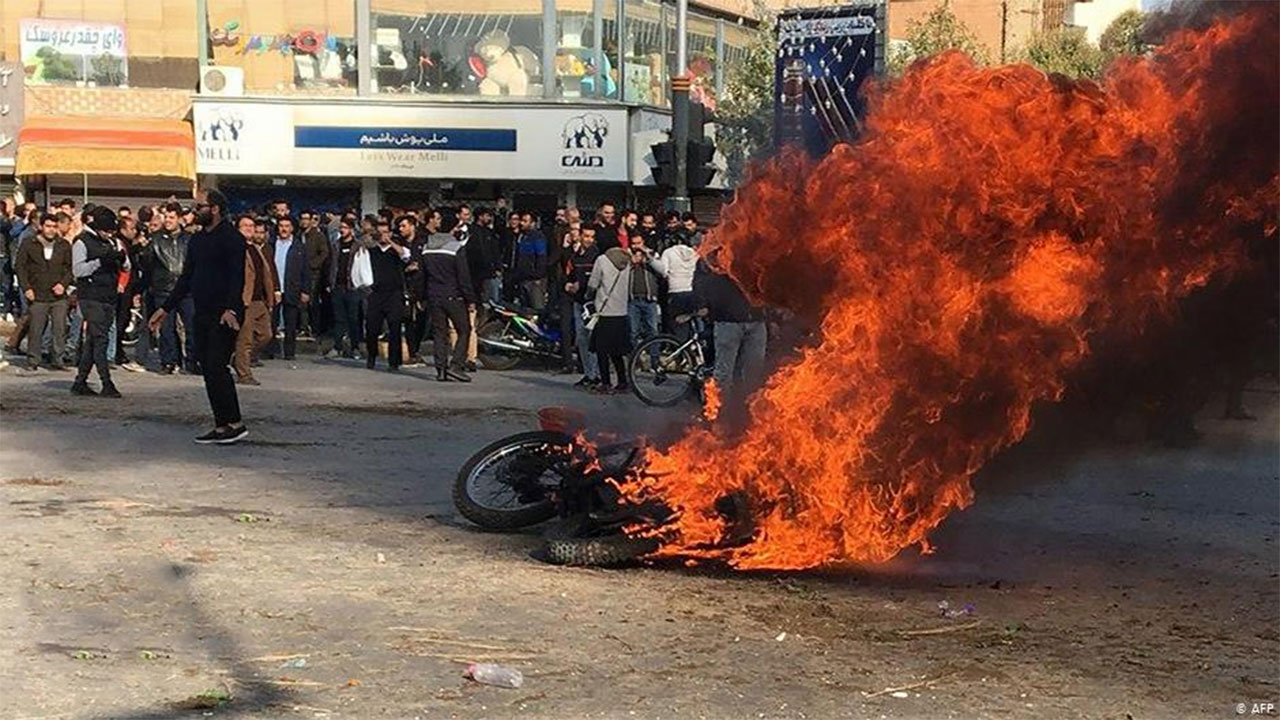 أحرق متظاهرون في محافظة خوزستان الإيراني صور علي خامنئي المرشد الأعلى للثورة؛ ردًا على تصعيد حكومة إيران ضد الاحتجاجات السلمية التي انطلقت منذ أيام.