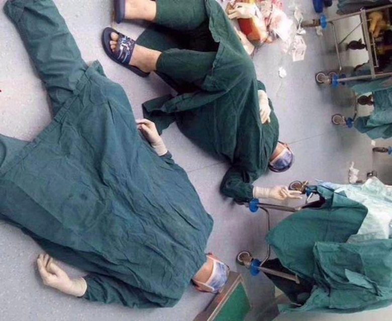 تداولت صفحات موالية وحسابات ناشطين صورة تظهر طبيبات مستلقيان على الأرض، في أحد المستشفيات الحكومية.