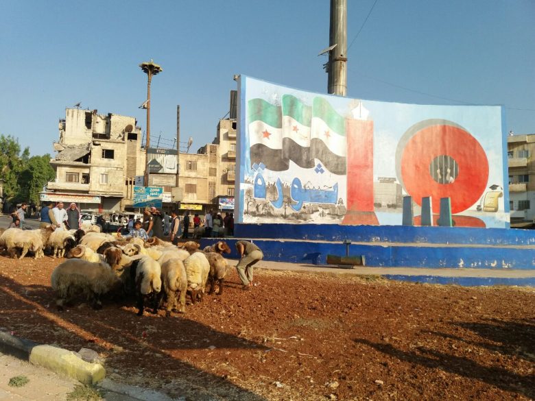 شهدت الأسواق المحلية في مدينة إدلب إقبالًا جيدًا من قبل الأهالي المقيمين والقادمين من تركيا شراء الخراف من ذبح أضاحي العيد.