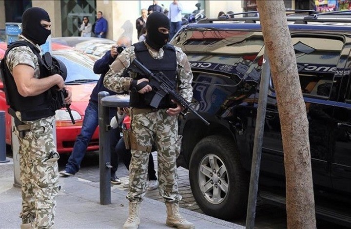 نفت قوى الأمن العام اللبنانية الأخبار المتداولة عن وقوع مذبحة بحق سبعة سوريين عثر عليهم داخل شقة في بيروت مقيدين ومقطعة رؤوسهم.