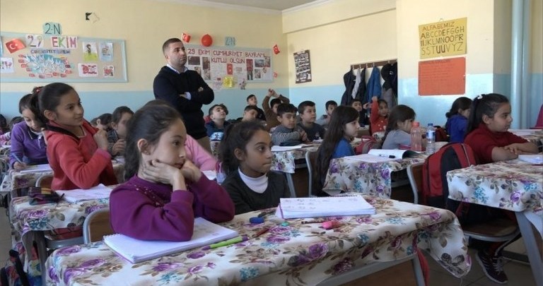 قامت وزارة التربية التركية بإصدار قرار بفصل 13 ألف معلم سوري بشكل مفاجئ.