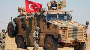 استهدفت ميلشيا قسد مركبة للجنود الأتراك مساء أمس السبت، ما أدى إلى وقوع قتلى وجرحى في صفوفهم، وذلك في قاعدة عسكرية تابعة للجيش التركي بمنطقة (درع الفرات) شمال سورية، بحسب ما أفادت به وزارة الدفاع التركية.