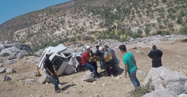 توفي رجل وتعرض سبعة آخرون لإصابات متفاوتة بينهم طفل وامرأتان خلال ثلاثة حوادث سير في مناطق متفرقة في شمال غرب سورية، خلال ساعات من يوم أمس الإثنين.