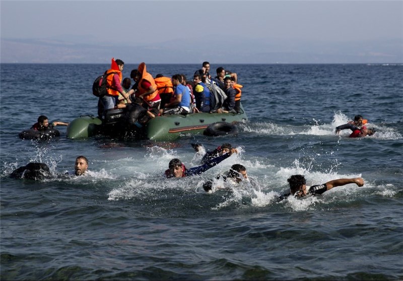 تمكن ثلاثة لاجئين سوريين من العودة سباحةً من بحر إيجة حتى الأراضي التركية بعد أن طردتهم السلطات اليونانية من شواطئها.