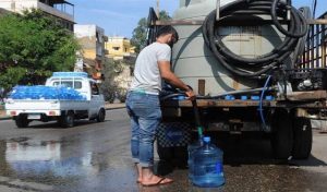 أعلنت منظمة "اليونيسف" أن أكثر من أربعة ملايين شخص، من بينهم مليون لاجئ سوري، يتعرضون لخطر فقدان إمكانية الحصول على المياه الصالحة للشرب في لبنان.