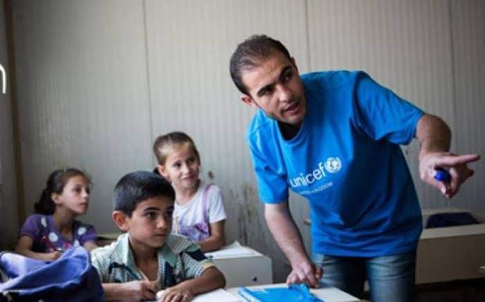 أعلنت منظمة رعاية الطفولة اليونيسف، أمس الجمعة، عن توقيع اتفاقية مع جامعة كوتاهيا دوملوبينار التركية، وذلك بهدف تدريب 12 ألفًا من المعلمين السوريين المتطوعين في المدارس التركية